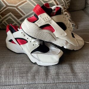Nike Huarache women size 7 (boys/men 5.5)